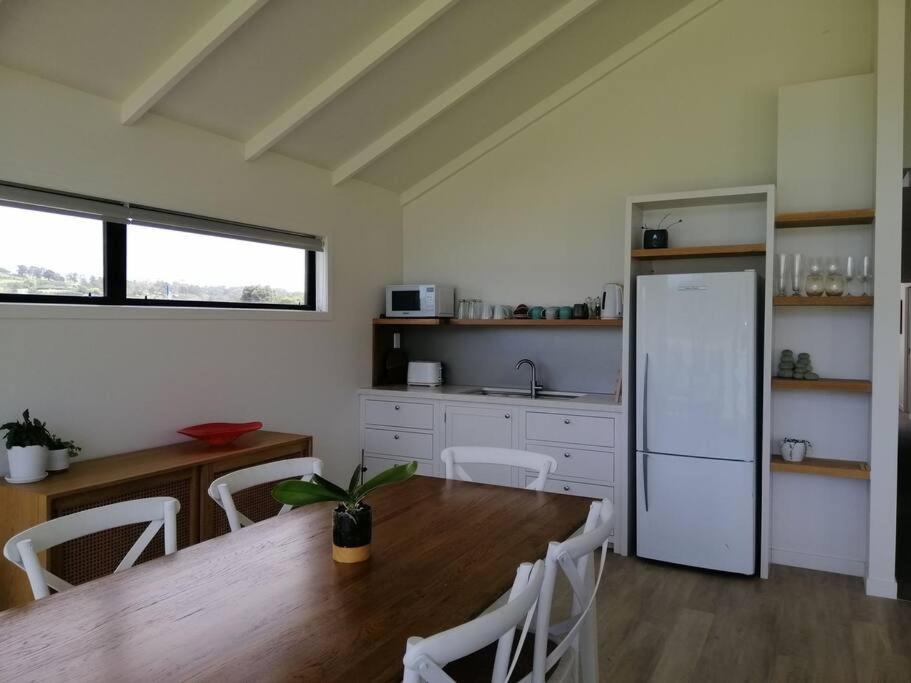 Purangi Waterfront Retreat - 2 Bedroom Cooks Beach エクステリア 写真