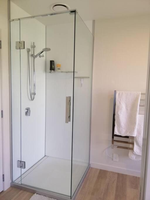 Purangi Waterfront Retreat - 2 Bedroom Cooks Beach エクステリア 写真