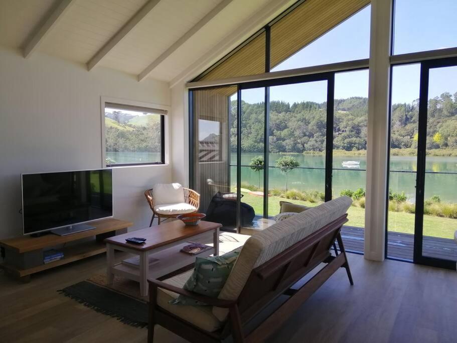 Purangi Waterfront Retreat - 2 Bedroom Cooks Beach エクステリア 写真