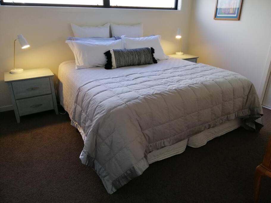Purangi Waterfront Retreat - 2 Bedroom Cooks Beach エクステリア 写真