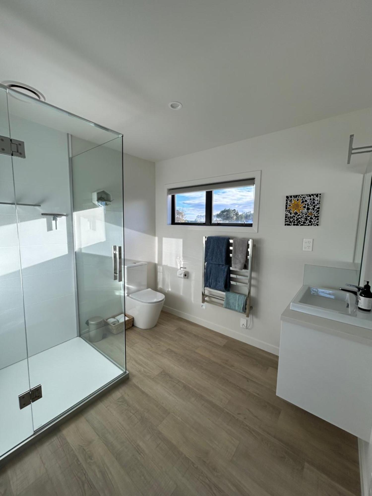 Purangi Waterfront Retreat - 2 Bedroom Cooks Beach エクステリア 写真